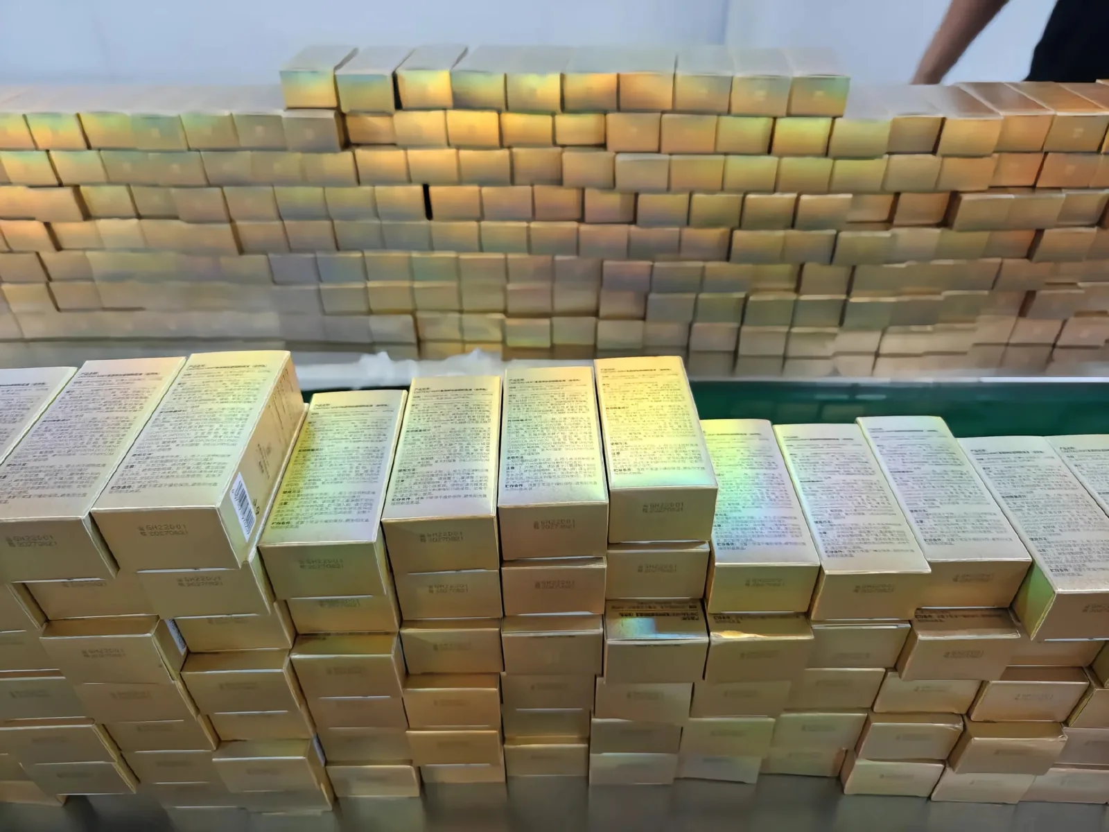Gold-finished printed cosmetic packaging boxes